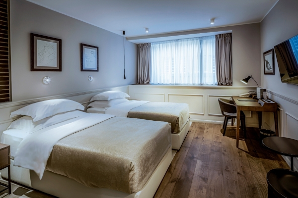 Envoy Hotel